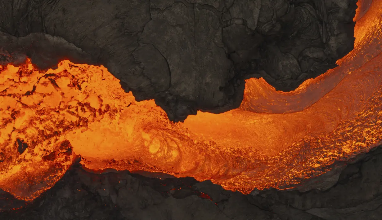 Lava mengalir dari gunung berapi di Grindavik, Islandia, Kamis, 30 Mei 2024.  (AP Photo/Marco di Marco)