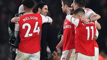 Ekspresi manajer Arsenal, Mikel Arteta, dan para pemain setelah mengalahkan Manchester United 2-0 di Stadion Emirates, Kamis (2/1/2020) dini hari WIB. (AFP/Ben Stansall)