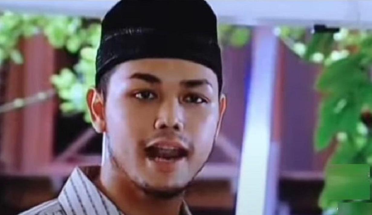 Ivan Gunawan kembali viral usai potretnya tampil dengan peci di sebuah FTV lawas kembali muncul ke permukaan. Potret ini bahkan bikin rekan Ivan seperti Ruben dan Ayu Ting Ting ketawa melihat foto lawas Ivan Gunawan. (Liputan6.com/IG/happymemories85)