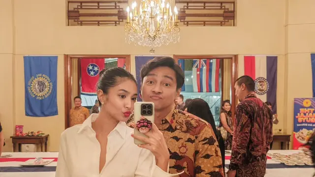 Mikha Tambayong dan Deva Mahenra Hadiri Perayaan Kemerdekaan Amerika Serikat di Jakarta. [@miktambayong]