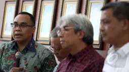 Salah satu anggota Tim Sembilan, Hikmahanto Juwana menjelaskan kepada wartawan tentang  rekomendasi yang mereka sampaikan kepada Presiden Joko Widodo terkait kisruh KPK vs Polri, Jakarta, Rabu (28/1/2015). (Liputan6.com/Faizal Fanani)