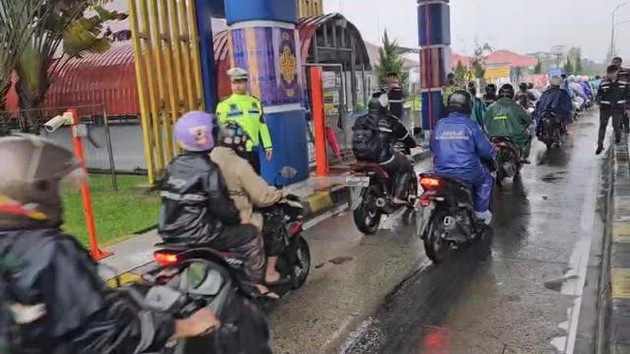 Jalan Ahmad Yani Banjir, Polisi Buka Jalur di Tol Wiyoto Wiyono buat Pemotor