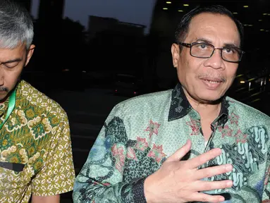 Mantan Dirjen Kependudukan dan Catatan Sipil (Dukcapil) Kemendagri, Irman (kanan) usai menjalani pemeriksaan di Gedung KPK, Jakarta, Kamis (10/11). (Liputan6.com/Helmi Afandi)