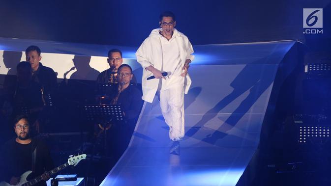 Penampilan penyanyi Afgansyah Reza atau Afgan saat menggelar konser bertajuk Dekade di Istora Senayan, Jakarta, Jumat (8/8/2019). Konser ini juga menjadi perpisahan Afgan dengan para fans di Indonesia sebelum vakum selama kurang lebih satu tahun. (Liputan6.com/Angga Yuniar)