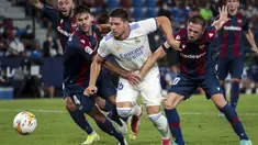 Real Madrid harus bertandang ke markas Levante di pekan kedua Liga Spanyol musim 2021/2022. Drama enam gol tersuguhkan pada pertandingan tersebut hingga kedua kubu harus puas berbagi poin. (Foto: AFP/Jose Miguel Fernandez)