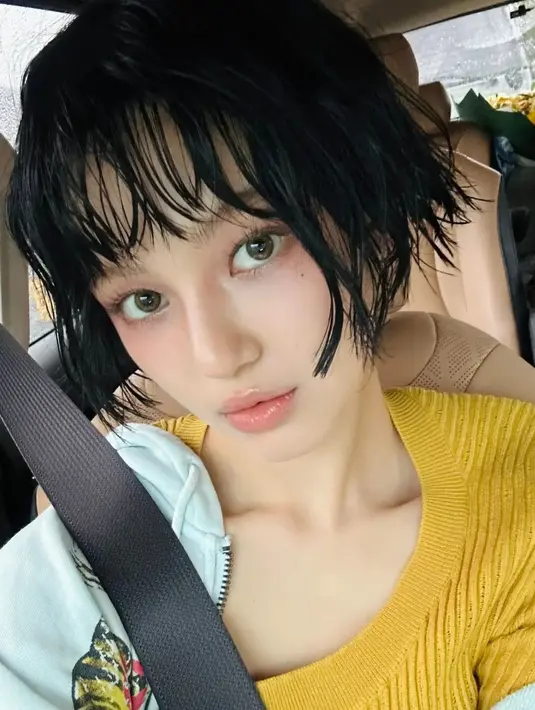 Rambut hitam berponinya menjadi super pendek dan ditata dalam gaya messy look. [Foto: Instagram/danielle___newjeans]