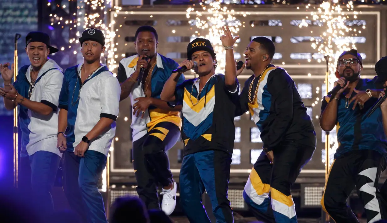 Bruno Mars ditemani para penari latarnya membuka ajang tahunan American Music Awards (AMA) 2016 di Los Angeles, California, Minggu (20/11). Bruno Mars membuka AMA 2016 dengan membawakan lagu terbarunya, 24K Magic. (REUTERS/Mario Anzuoni)