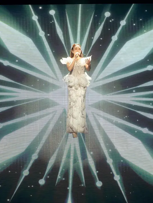 Mahalini Raharja tampil bak malaikat dengan gaun rancangan Felissa Thung. Gaun off shoulder dengan aksen sayap di bahu dan payet kristal yang bikin penampilan Mahalini terlihat bercahaya di atas panggung [@mahaliniraharja]