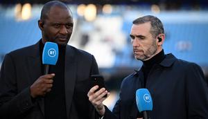 Para komentator BT Sport, Patrick Vieira dan Martin Keown, bereaksi menjelang pertandingan Liga Inggris antara Manchester City dan Arsenal di Stadion Etihad di Manchester, barat laut Inggris, pada 26 April 2023. (Oli SCARFF/AFP)
