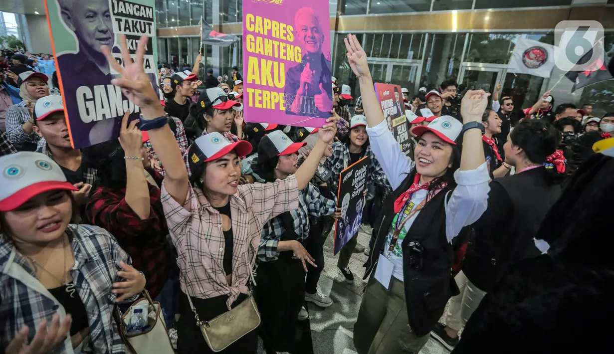 Kedatangan mereka juga turut dimeriahkan oleh yel-yel dan teriakan. Gemuruh juga semakin ramai dengan iring-iringan drum band. (Liputan6.com/Angga Yuniar)