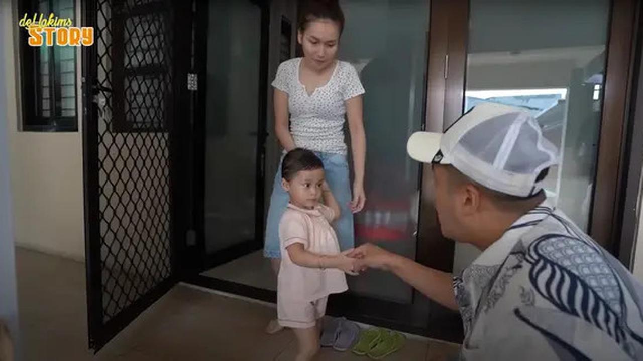 6 Potret Teras Sederhana Rumah Ayu Ting Ting, Dilengkapi Pintu dengan Lapisan Teralis Besi Hitam