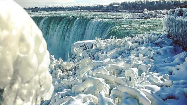 Bak Negeri Dongeng, Musim Dingin Mengubah Air Terjun Niagara