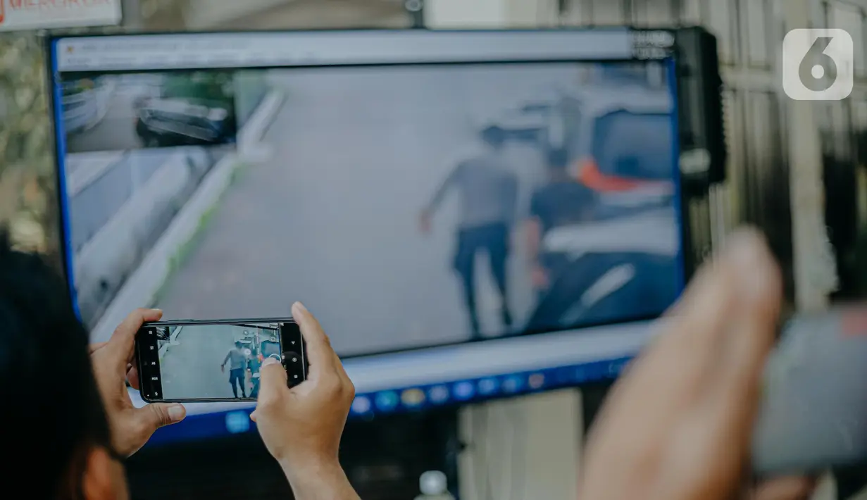 Jurnalis mengambil gambar layar yang menampilkan  video rekaman CCTV di komplek Polri Duren Tiga saat berlangsungnya sidang lanjutan kasus pembunuhan berencana terhadap Brigadir Nopriansyah Yosua Hutabarat atau Brigadir J dengan terdakawa Ferdy Sambo dan Putri Candrawathi di PN Jakarta, Selasa (29/11/2022). Ferdy Sambo serta Putri Candrawathi menghadiri sidang dengan agenda pemeriksaan saksi tersebut. (Liputan6.com/Faizal Fanani)