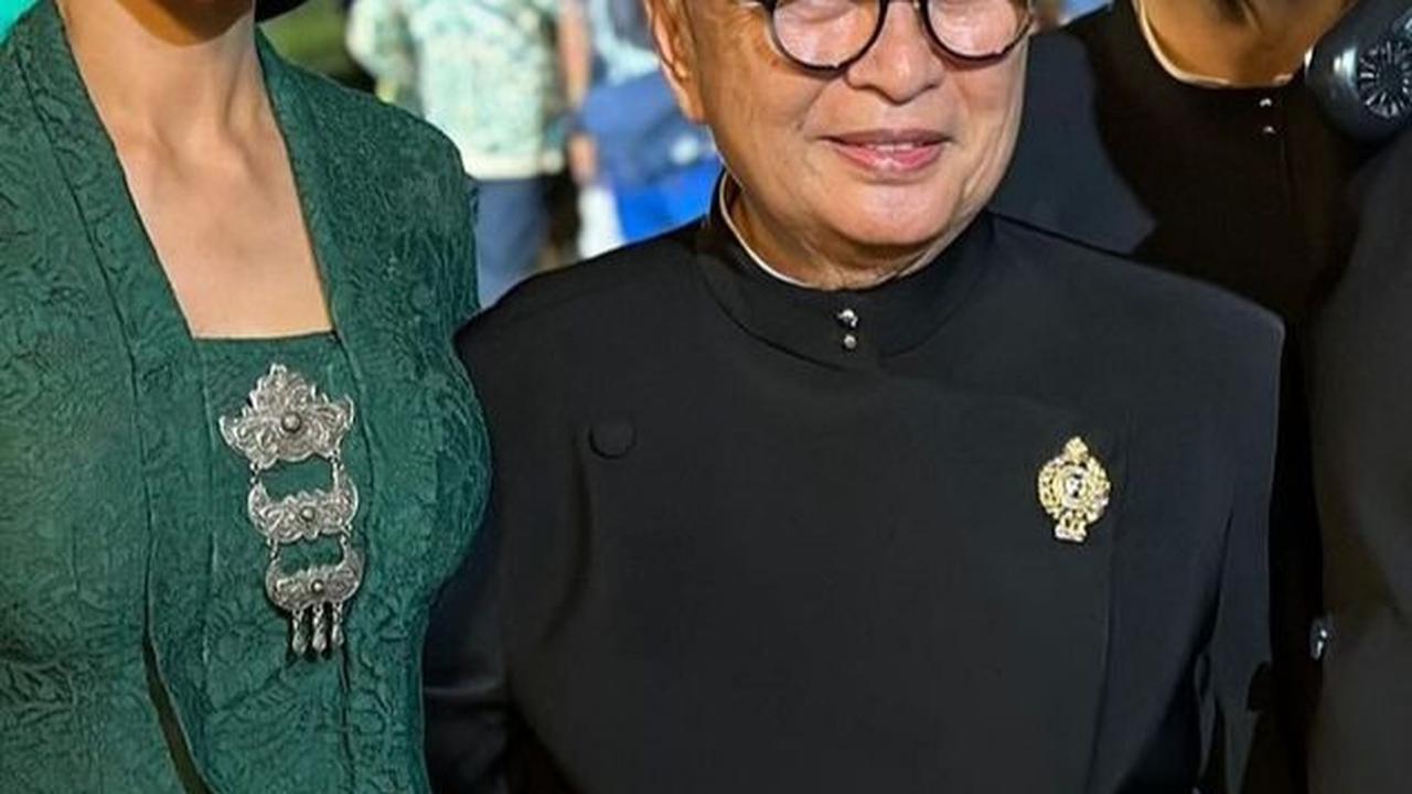 Farah terlihat sangat anggun dan pantas dengan kebaya kutubaru yang membuatnya tampak elegan.