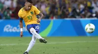 Pemain Timnas Brasil Neymar (10) saat menendang bola ke gawang Timnas Jerman dalam adu penalti di Olimpiade Rio 2016 di Brasil (20/08). (REUTERS / Marcos Brindicci) 