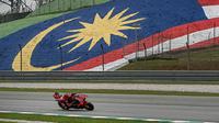 Rangkaian balap motor MotoGP Grand Prix Malaysia sudah dimulai dan akan berlangsung hingga Minggu (3/11/2024). Tampak dalam foto, pembalap Ducati Lenovo Team, Francesco Bagnaia saat latihan bebas pertama MotoGP Grand Prix Malaysia di Sirkuit Internasional Sepang, 1 November 2024. (Lillian SUWANRUMPHA/AFP)