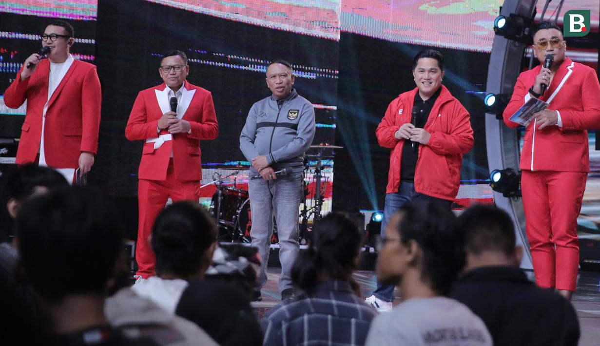 Ketua Umum PSSI Erick Thohir yang didampingi Wakil Ketua Umum PSSI Zainudin Amali ikut memeriahkan konser Pesta Bola Dunia 2023 #Indonesia Sukses di Studio 5 Indosiar, Jakarta, Sabtu (4/11/2023) malam WIB. (Bola.com/Abdul Aziz)
