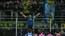 Penyerang Inter Milan asal Argentina, Lautaro Martinez melakukan selebrasi dengan para pendukung setelah mencetak gol pertama untuk timnya saat pertandingan leg kedua perempat final Liga Champions 2024/2025 melawan Bayern Munchen di stadion San Siro, Milan pada 16 April 2025 atau Kamis 17 April 2025 dini hari WIB. (Alberto PIZZOLI/AFP)