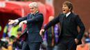 Pelatih Stoke City, Mark Hughes dan pelatih Chelsea Antonio Conte pada laga Premier League, di Stadion Bet365, Sabtu (23/9/2017). Chelsea menang 4-0 atas Stoke City. (AFP/Lindsey Parnaby)