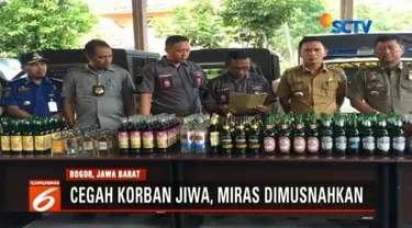 Satpol PP, TNI, dan Polri musnahkan ratusan botol minuman keras oplosan.