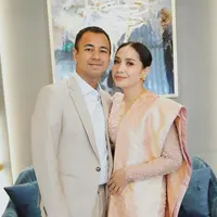 Nagita juga tampak tak menambahkan banyak aksesori berlebihan, ia hanya mengenakan anting emas dan cincin. [Foto: Instagram/pecintaladygigi]