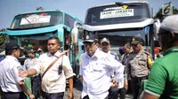 Gaya Menhub Budi Karya Sumadi (tengah) saat meninjau kesiapan arus balik Lebaran di Terminal Kampung Rambutan, Jakarta, Selasa (19/6). (Liputan6.com/Faizal Fanani)
