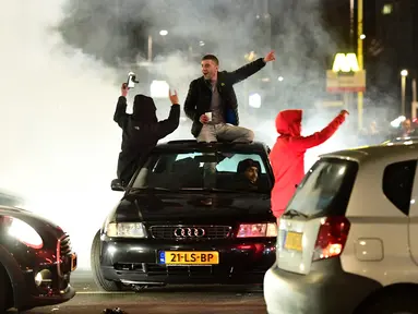 Warga Turki berkumpul menggelar protes di Rotterdam, Belanda (11/3). Aksi protes dilancarkan setelah Pemerintah Belanda melarang Menteri Luar Negeri Turki mendarat di Belanda. (AFP/Emmanuel Dunand)