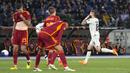 Pemain Bayer Leverkusen, Robert Andrich, melakukan selebrasi setelah mencetak gol ke gawang AS Roma dalam duel leg pertama semifinal Liga Europa di Stadion Olimpico, Roma,  Jumat (3/5/2024). (AP Photo/Alessandra Tarantino)