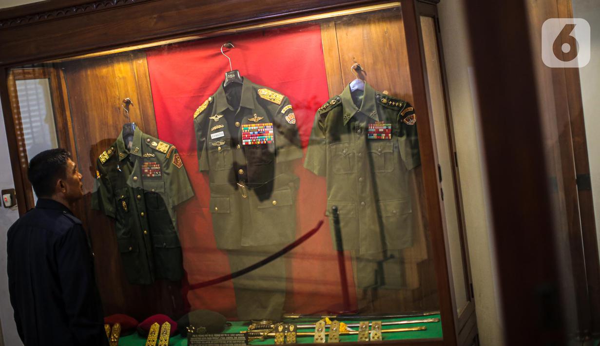Petugas mengecek diorama di Museum Jenderal Besar DR AH Nasution, Jakarta, Rabu (28/9/2022). Tanggal 1 Oktober diperingati sebagai Hari Kesaktian Pancasila untuk mengenang korban dari peristiwa G30S/PKI yang juga merenggut nyawa putri Jenderal Besar Nasution, Ade Irma Suryani Nasution. (Liputan6.com/Faizal Fanani)