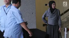 Ike Rahmawati adik Kandung artis Inneke Koesherawati usai menjalani pemeriksaan oleh penyidik di KPK, Jakarta, Kamis (16/8). Ike diperiksa sebagai saksi untuk tersangka Direktur PT Melati Technofo Indonesia Fahmi Darmawansya. (Merdeka.com/Dwi Narwoko)