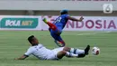 Penyerang Arema FC Kushedya Hari Yudo terjatuh saat berebut bola dengan pemain Persikabo 1973 pada laga Piala Menpora di Stadion Manahan, Solo, Minggu (21/3/2021). Kedua tim bermain imbang 1-1. (Bola.com/M Iqbal Ichsan)