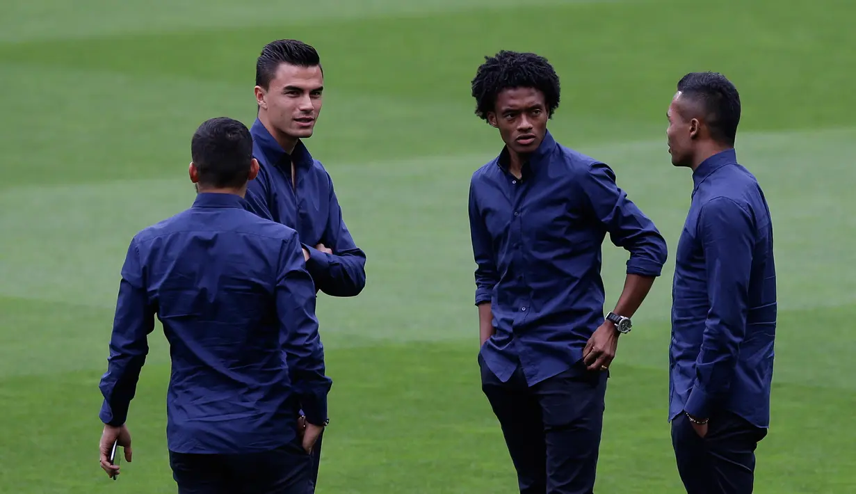 Gelandang Juventus, Guillermo Cuadrado (kedua kanan) berbincang dengan rekan-rekanya berada di Stadion Nou Camp, Barcelona, Spanyol (18/4). Para punggawa Juventus tampil dengan Jas biru dan celana hitam. (AP Photo/Manu Fernandez)