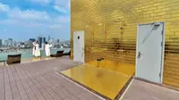 Para tamu berpose selfie di infinity pool di hotel Dolce Hanoi Golden Lake yang baru diresmikan sebagai hotel berlapis emas pertama di dunia, di Hanoi, Vietnam pada 2 Juli 2020. (Manan VATSYAYANA / AFP)