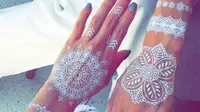 Tato henna putih yang nggak kalah indah. (via: Boredpanda.com)