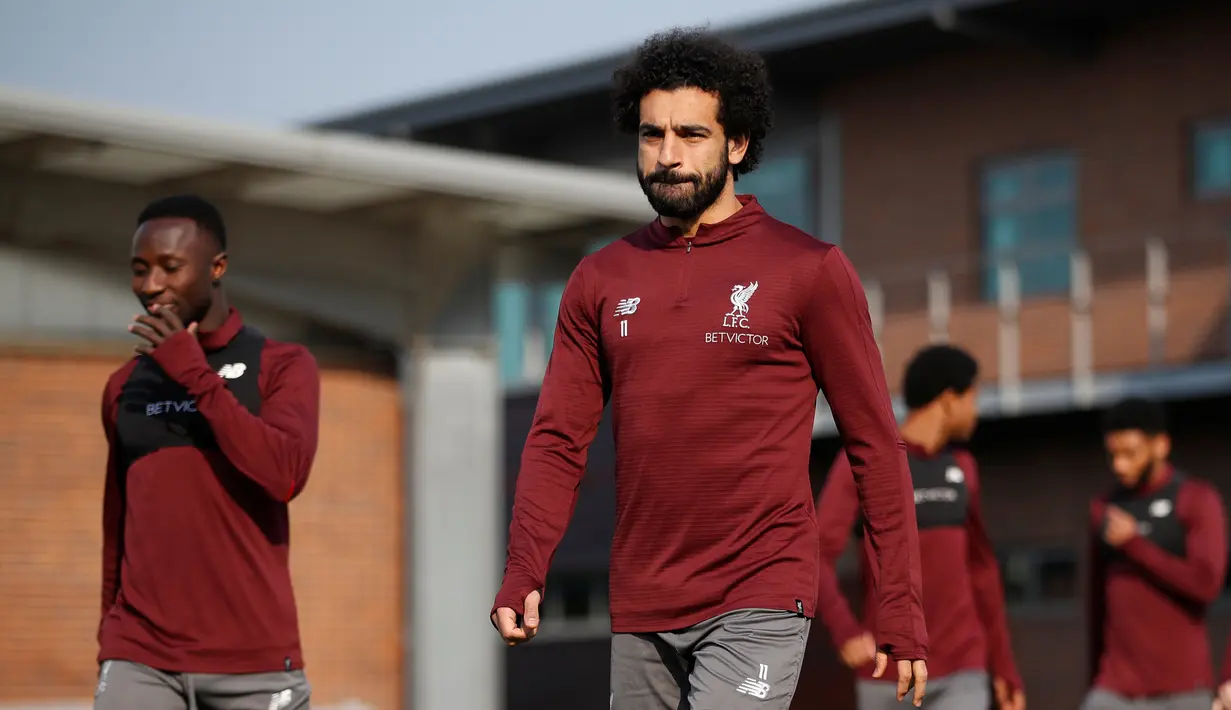 Gelandang Liverpool Mohamed Salah berjalan saat akan berlatih jelang menghadapi FC Porto pada leg pertama perempat final Liga Champions di Melwood, Liverpool, Inggris, Senin (8/4). The Reds bertekad membungkam Porto di Stadion Anfield. (Reuters/Carl Recine)