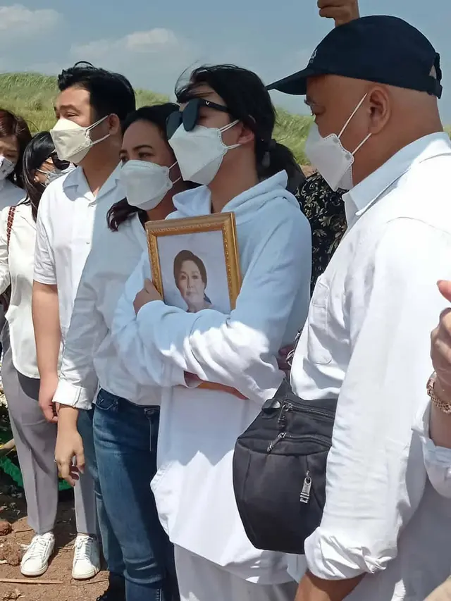 7 Momen Pemakaman Ibunda Amanda Manopo, Penuh Suasana Haru