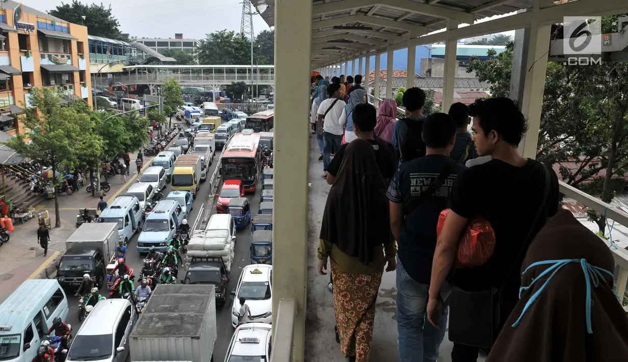 Suasana kemacetan di kawasan Pasar Tanah Abang, Jakarta, Kamis  (16/5/2019). Penataan daerah Tanah Abang secara terintegrasi dan menyeluruh dibutuhkan untuk mengurai kemacetan di kawasan pusat grosir pakaian terbesar se-Asia Tenggara tersebut. (merdeka.com/Iqbal S Nugroho)