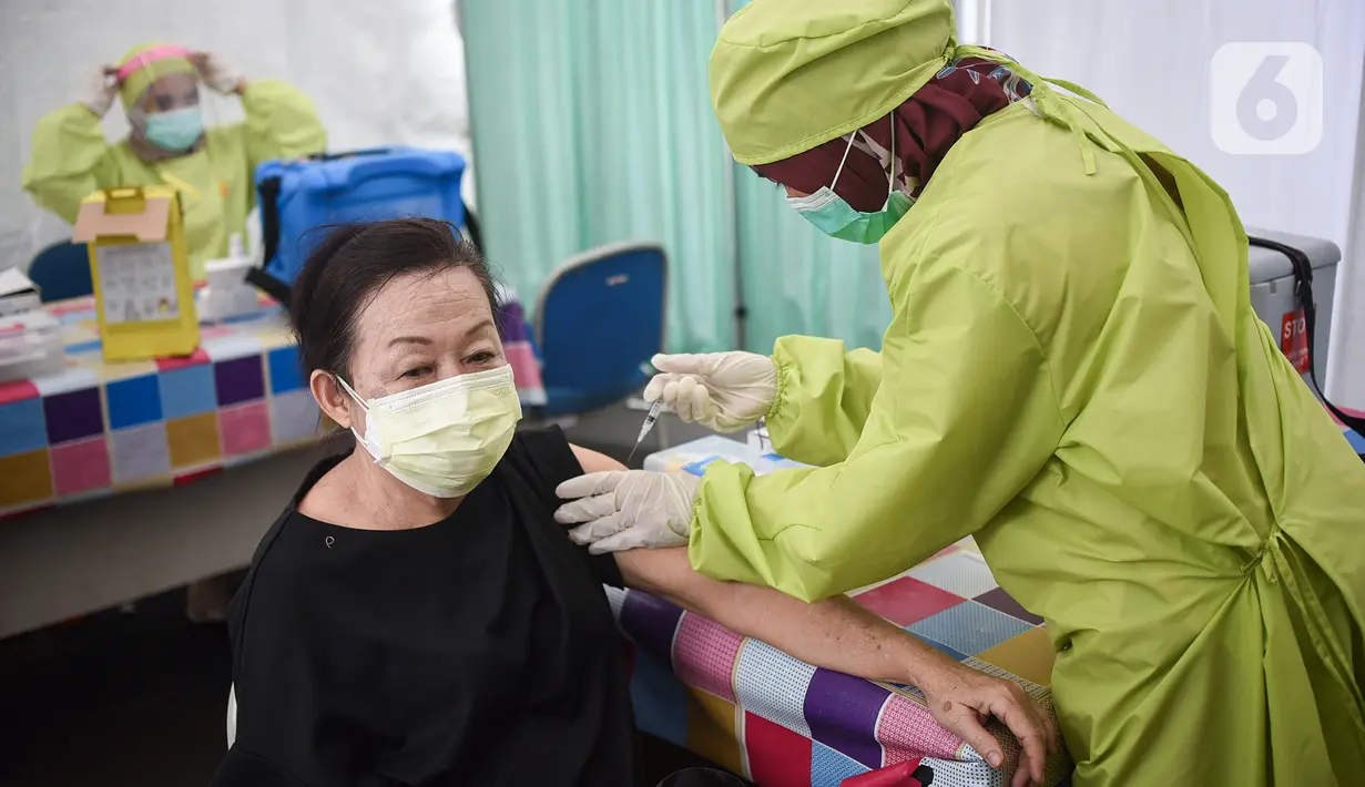 Petugas medis menyuntikan vaksin Covid-19 ke dokter di Puskesmas Cengkareng, Jakarta Barat, Selasa (9/2/2021). Kementerian Kesehatan memulai vaksinasi Sinovac untuk tenaga kesehatan di atas 60 tahun setelah BPOM mengeluarkan izin penggunaan vaksin untuk lansia. (Liputan6.com/Fery Pradolo)