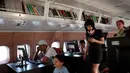 Suasana pesawat McDonnell Douglas DC 9-14 yang disulap menjadi perpustakaan virtual, Meksiko (14/3). Pesawat ini diubah menjadi perpustakaan untuk melayani pengunjung mencari pengetahuan dan informasi melalui komputer dan buku. (Reuters/Henry Romero)