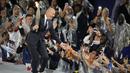 Legenda sepak bola Prancis, Zinedine Zidane, menyapa fans dalam acara pembukaan Olimpiade Paris 2024 di Sungai Seine, Prancis. (AP Photo/Frank Franklin II)