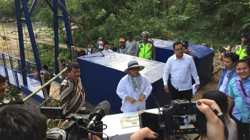 Menlu Retno Marsudi meresmikan Jembatan Diplomasi yang menghubungkan Desa Cibunar, Kecamatan Tarogong Kidul dan Desa Mangku Rakyat Kecamatan Cilawu, Garut, Jawa Barat pada Jumat (13/7/2018). (Liputan6.com/Teddy Tri Setio Berty)