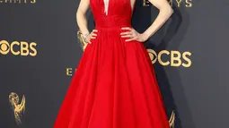 Aktris Nicole Kidman berpose di karpet merah ajang penghargaan Emmy Awards 2017 di Los Angeles, Minggu (17/9). Dari semua item yang dipakainya, Nicole terlihat sangat sempurna kecuali dengan tampilan sandalnya. (Danny Moloshok/AP Images)
