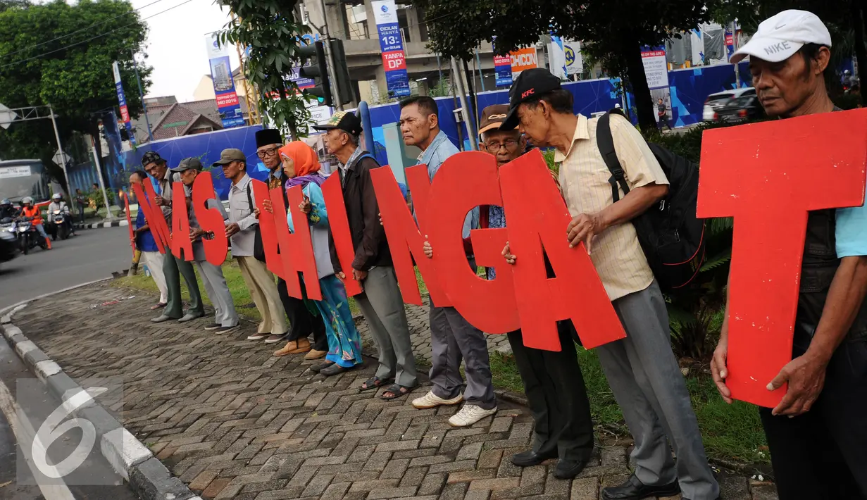 Sejumlah keluarga korban kekerasan melakukan aksi #masihingat di kawasan Taman Gunung Agung Jakarta, Rabu (29/6). Aksi ini mengajak masyarakat mengingat masih banyak kasus pelanggaran HAM yang belum dituntaskan. (Liputan6.com/Helmi Fithriansyah)