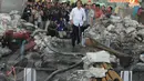 Usai meresmikan kantin di Blok G, Jokowi memantau perkembangan proyek jembatan di dekat Blok G, Senin (14/04/2014) (Liputan6.com/Herman Zakharia).