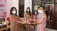 Ketua Tim Penggerak PKK Provinsi Sulut Rita Maya Dondokambey-Tamuntuan saat menyerahkan bantuan buku.