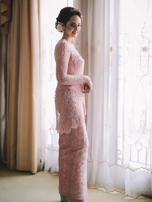 Anggunya Tsamara Amany kenakan kebaya dengan warna merah mudah dari atas sampai bawah, dari hiasan rambut juga kenakan warna senada. Dengan tampilan minimalis nan anggun ini Tsamara tampil cantik di acara pertunangannya dengan Ismail Fajrie Alatas (Liputan6.com/IG/tsamaradki)