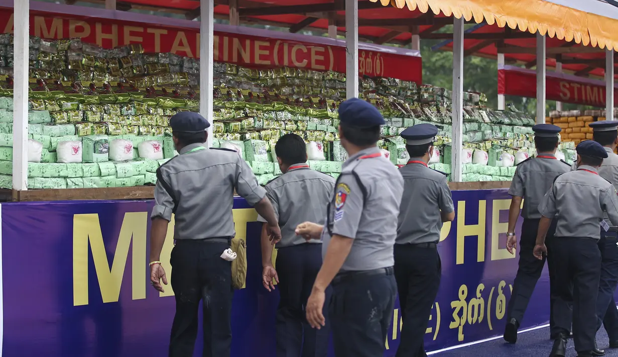 <p>Polisi Myanmar memeriksa narkotika ilegal yang disita ditampilkan sebelum dimusnahkan di pinggiran Yangon, Myanmar, Minggu (26/6/2022). Pemusnahan narkotika tersebut untuk menandai Hari Internasional Menentang Penyalahgunaan Narkoba dan Perdagangan Gelap. (AP Photo/Thein Zaw)</p>