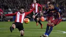 Pemain Barcelona, Neymar, berusaha melewati hadangan bek Athletic Bilbao, Eneko Boveda. Barca kini hanya terpaut dua poin dari pimpinan klasemen, Atletico Madrid. (AFP/Josep Lago)