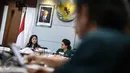 Menko PMK Puan Maharani berbincang dengan Menkes Nila F Moeloek disela memimpin rapat koordinasi (Rakor) tingkat menteri di kantor Kemenko PMK, Jakarta, Selasa (26/7). Rakor membahas progres penanganan kasus vaksin palsu. (Liputan6.com/Faizal Fanani)