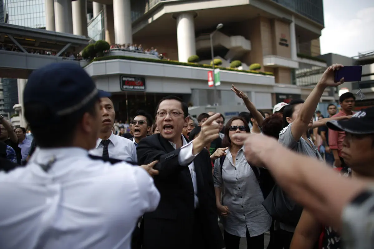 Massa Pro-Demokrasi Bentrok Dengan Kelompok Anti-Demokrasi